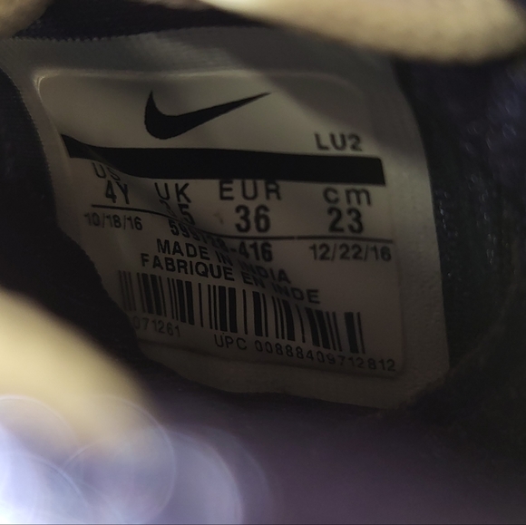 Youth Nike Roshe One Athletic Shoes - Picture 6 of 6